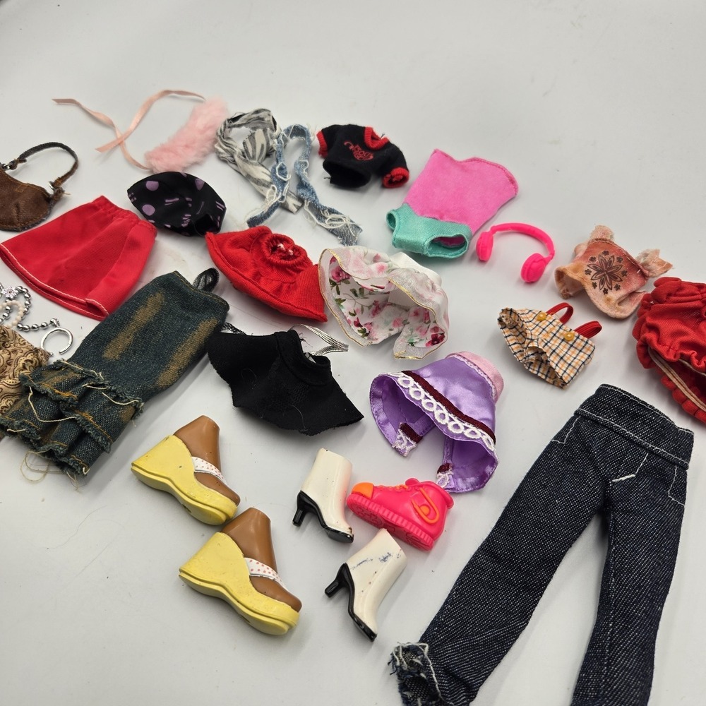 MGA Bratz Doll Clothing And‎ Shoes Lot 29 Pcs With Necklaces Headphones & Purse